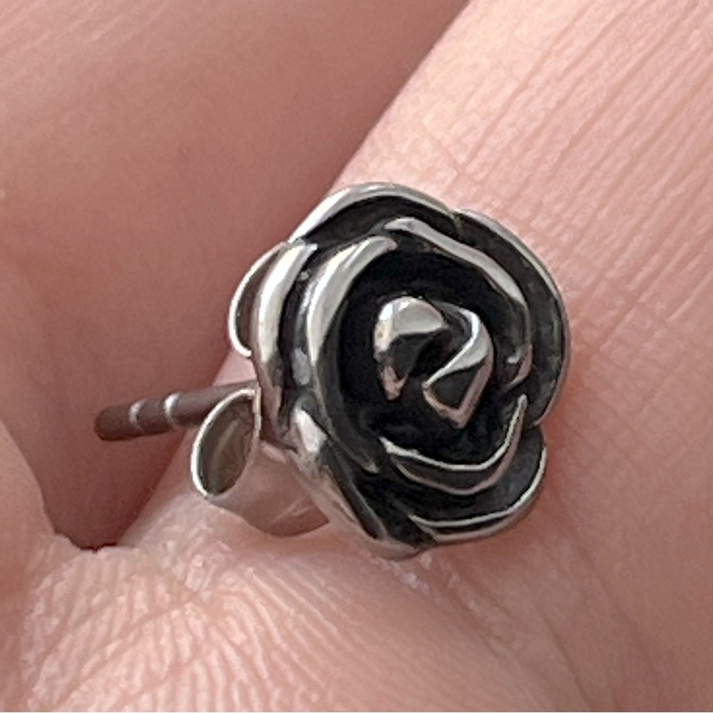 Silver rose earring